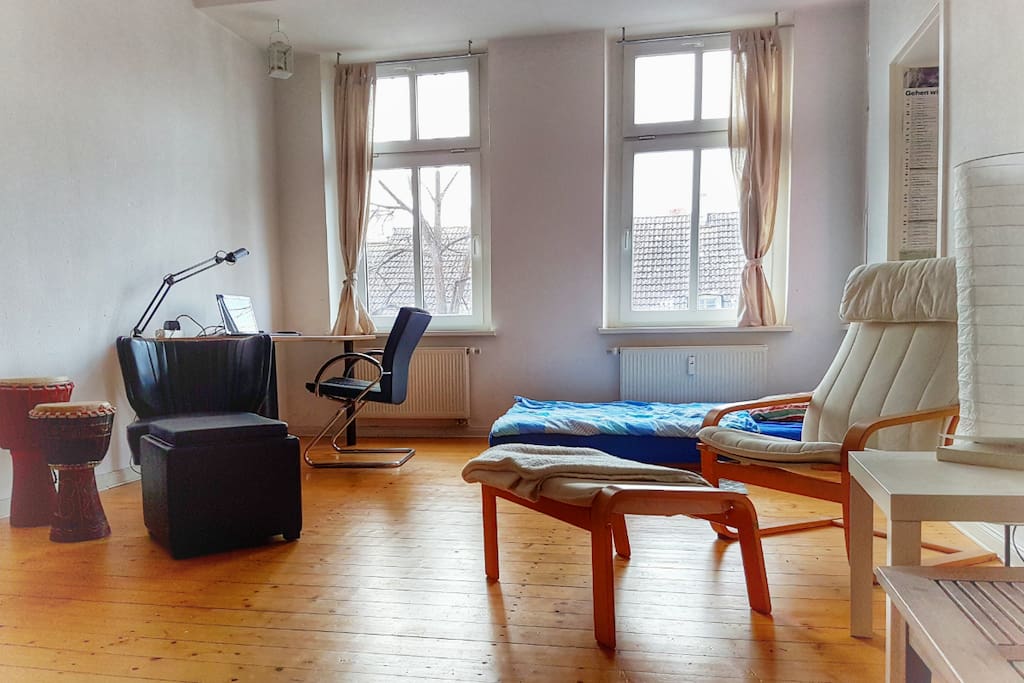Großer Wohnraum mit Schreibtisch, Sesseln und zwei Betten
----------
Giant living room with desk, comfortable chairs and two beds