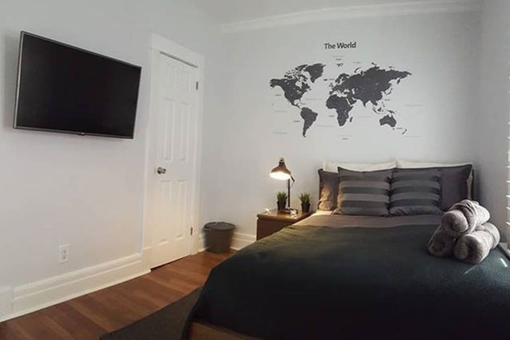 THE WORLD ROOM
Luxurious pocket coil pillow top queen bed -600TC cotton sheets -LG 4K TV with Netflix - Private Ensuite 3pc Bathroom, Less than 5 minute walk to Clifton Hill and American Falls.