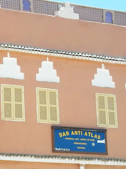 Le Dar Anti Atlas en façade de la place centrale