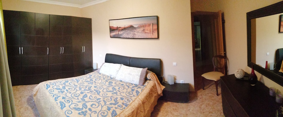 ห้องนอนใหญ่พร้อมเตียงคู่และตู้เสื้อผ้าขนาดใหญ่ 