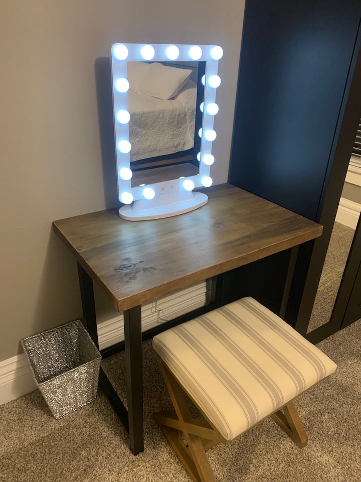 Ogledalo za šminkanje u glavnoj spavaćoj sobi 
