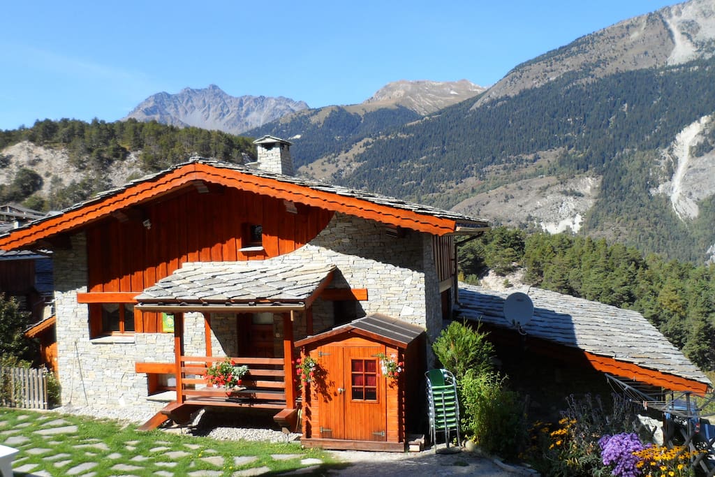 Le gîte avec sa terrasse aménagée