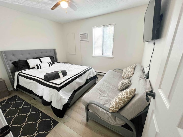 Vyumba vya 2 vya kulala vilivyo na kitanda aina ya Queen.