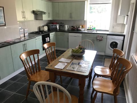 Cosy & spacious Victorian house in quiet street.