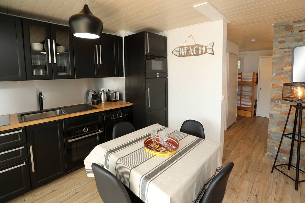 La cuisine avec Grand frigo,lave-vaisselle ainsi qu’un four. Table extensible
(4 à 6 personnes)
