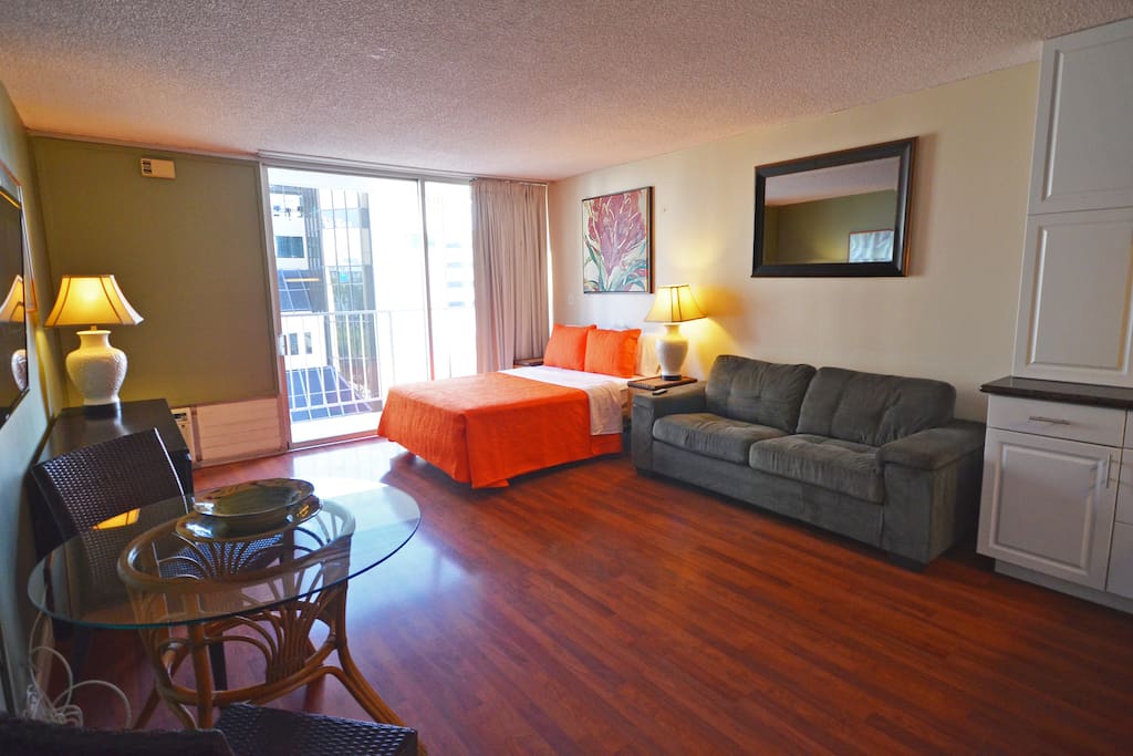 Spacious Studio in the heart of Waikiki action