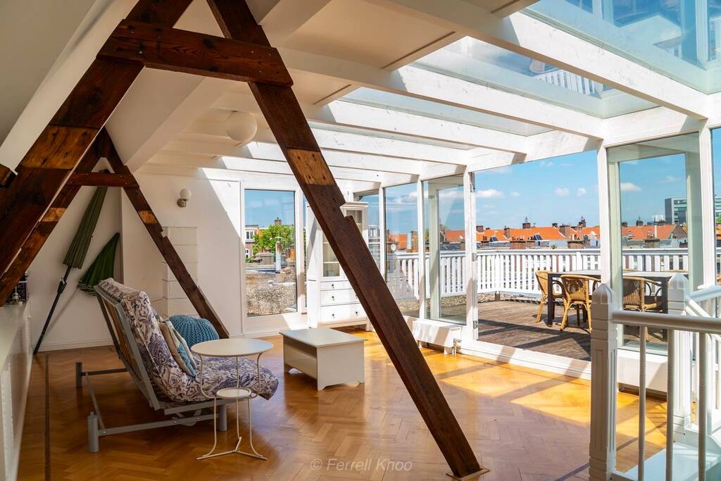 Other view of the roof terrace.