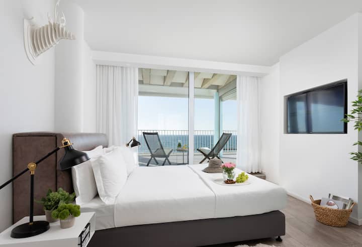 Dormitorio principal con una cama tamaño quean