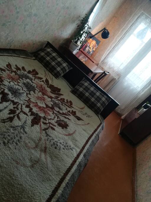 Большая двухспальная кровать