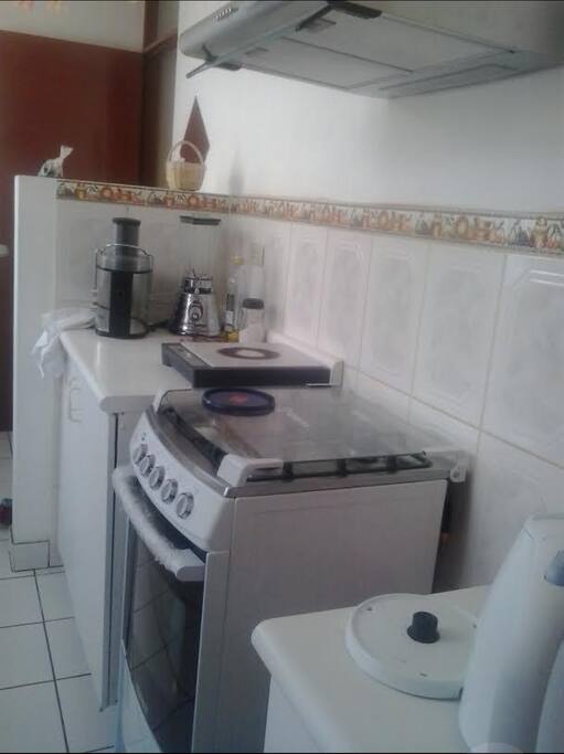 En la cocina encontrarás todo lo necesario para una estancia agradable: cocina, refrigeradora, microondas, licuadora, ollas y menaje en general.