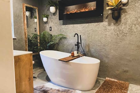 N.  End Retreat -Private entrance &  Walk to water