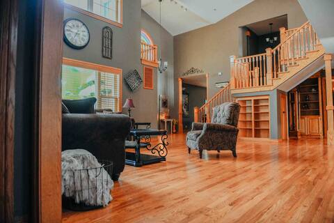 Train Home 5B/4B w/ garden, theater, sleeps 12