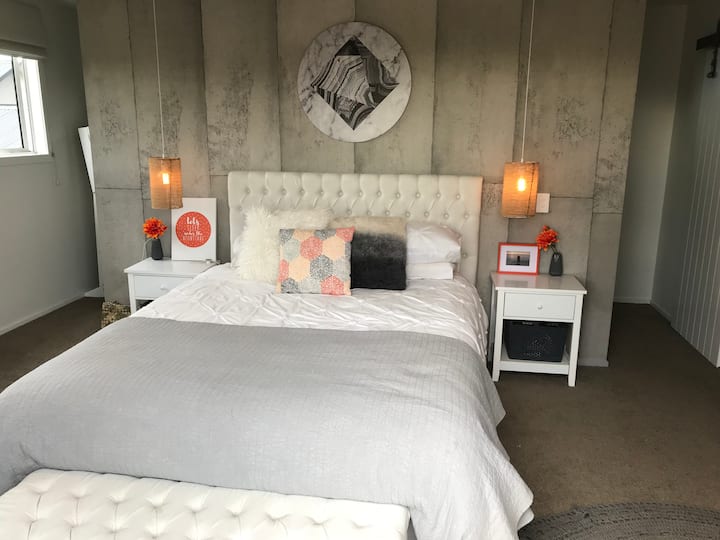 Супер брачен кревет (широк 150-179 см) со голема спална соба 