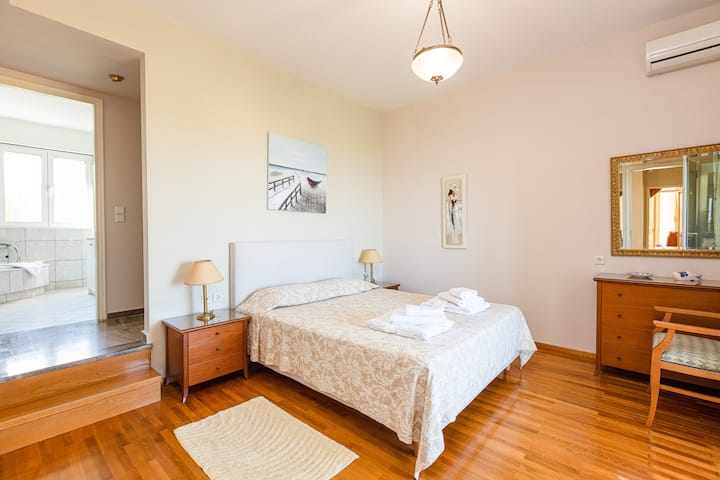 Главна спална соба со 32-инчен HD телевизор, клима уред, плакар и сеф на 1 кат.