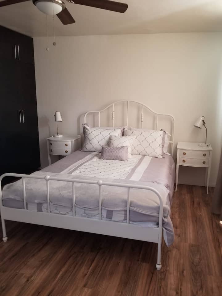 Dormitorio n .º 2 

cama tamaño queen, con armario grande, televisión inteligente, televisión y escritorio. 

Recámara no. 2 

Recámara con cama queen size con ropero muy grande y espacioso, television inteligente, escritorio y espejo.