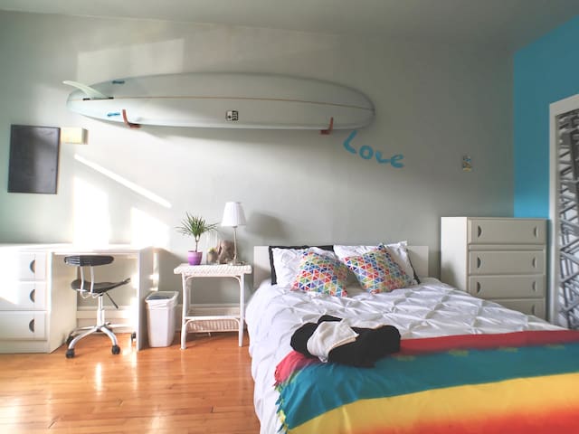 Cosy private room in the heart of Montreal!