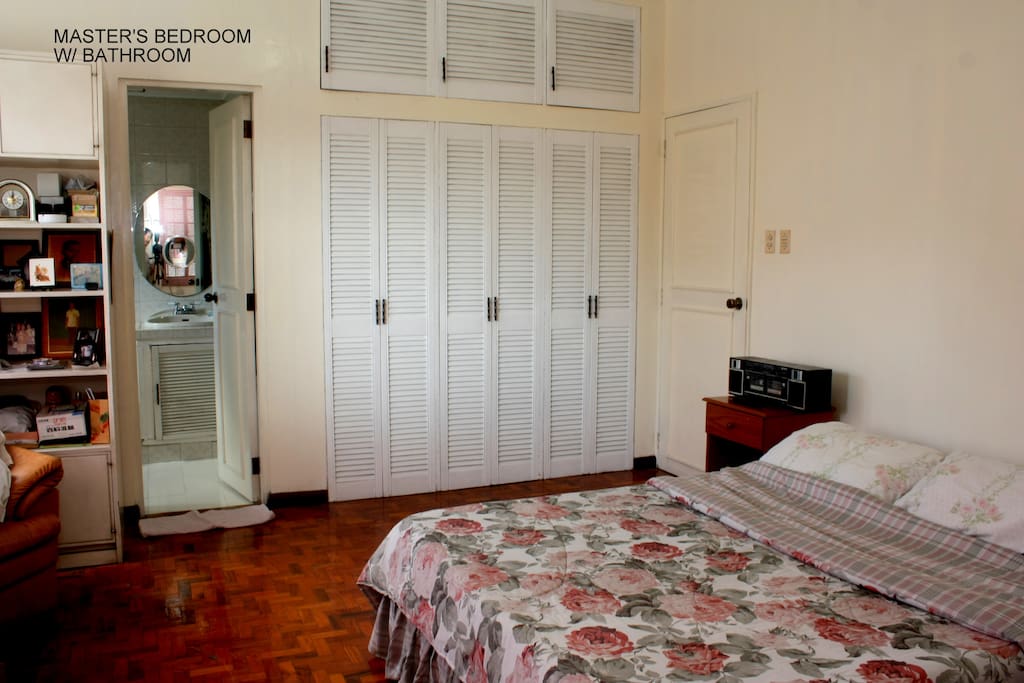Wide masters bedroom with private T&B