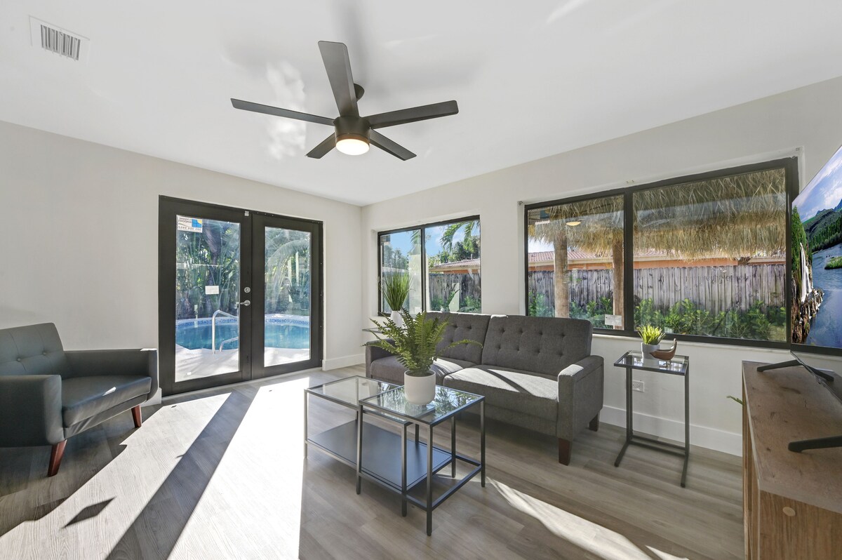 客厅配有沙发床和电视 