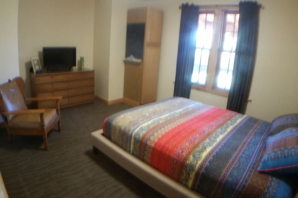 Your stay includes a queen sized platform bed, all drawers, small closet, smart TV with WiFi, and a chalkboard.