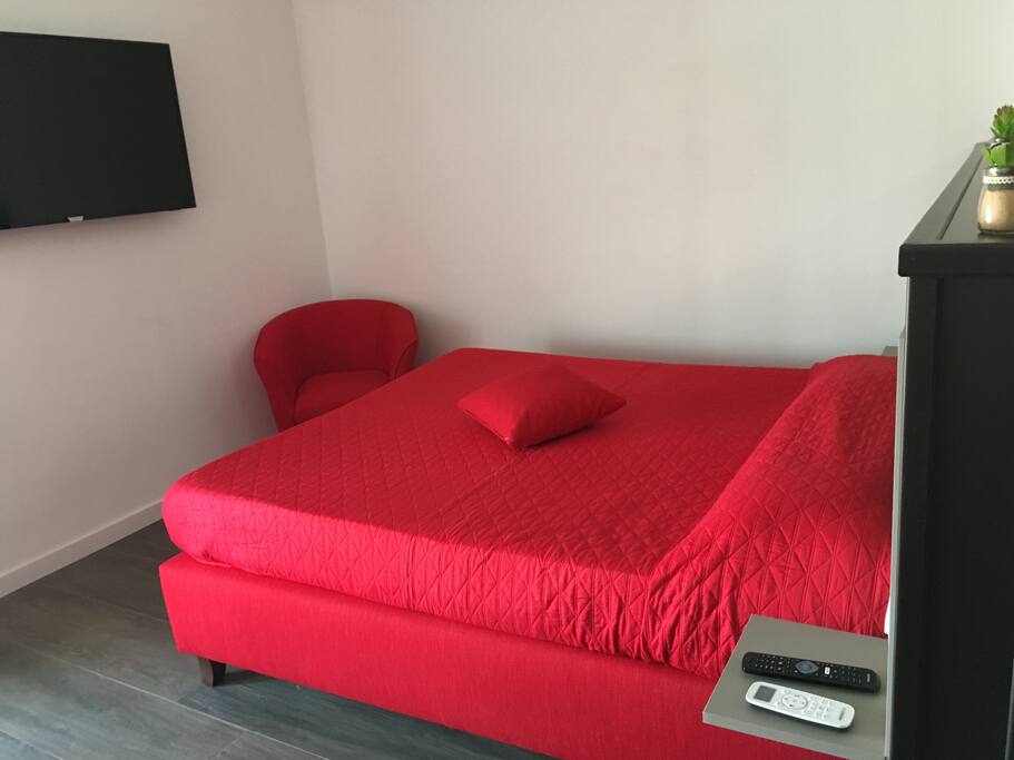 Letto matrimoniale grande vista mare
Large double bed with sea view