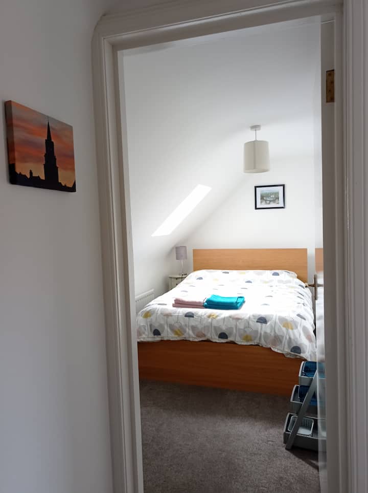 2. spavaća soba: na drugom katu, bračni krevet, noćni ormarić+ svjetiljka, velux prozor s roletnom za zamračivanje, stalak za vješanje i mala polica. Ormarić s posteljinom na prizemlju ima putni krevetić, deke i  dodatnu posteljinu.