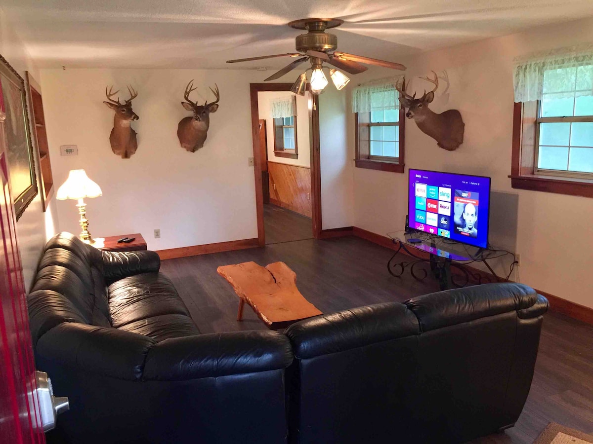 The Hunting Lodge at Circle T Ranch Houses for Rent in Crown City
