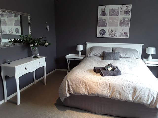 RELAX & UNWIND @ ASCOT PARK (spa treatments avail)