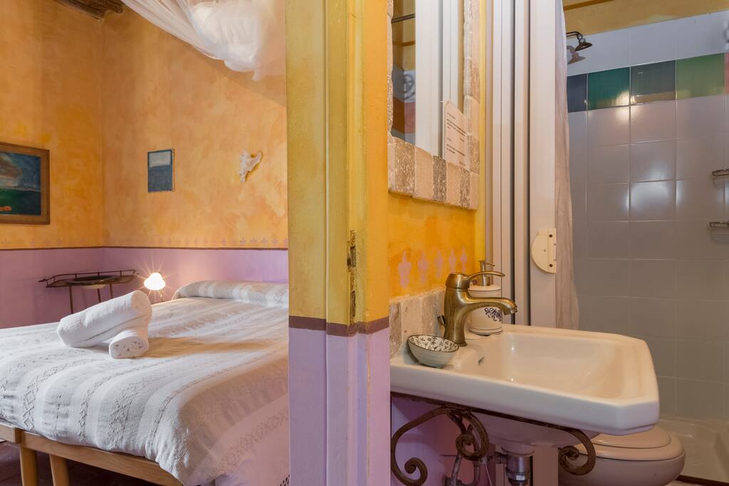 Country room e bagno.