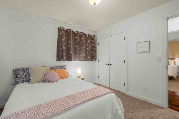 Kitanda cha ukubwa kamili na trundle pacha. Inafaa kwa mtu mzima mmoja au watoto. Mapazia ya giza ya chumba, mashine ya sauti, taa ya kugusa na programu-jalizi ya usb. 