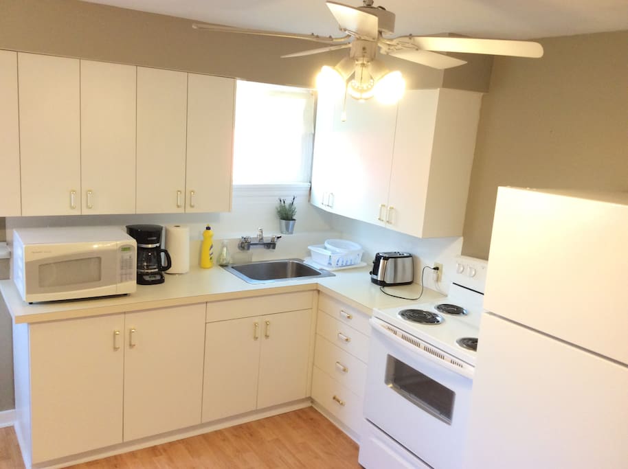 Fully equipped kitchen (brand new stove, fridge, coffee maker, toaster)