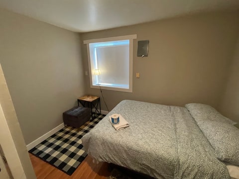 Females Only, Small Room in Shoreline