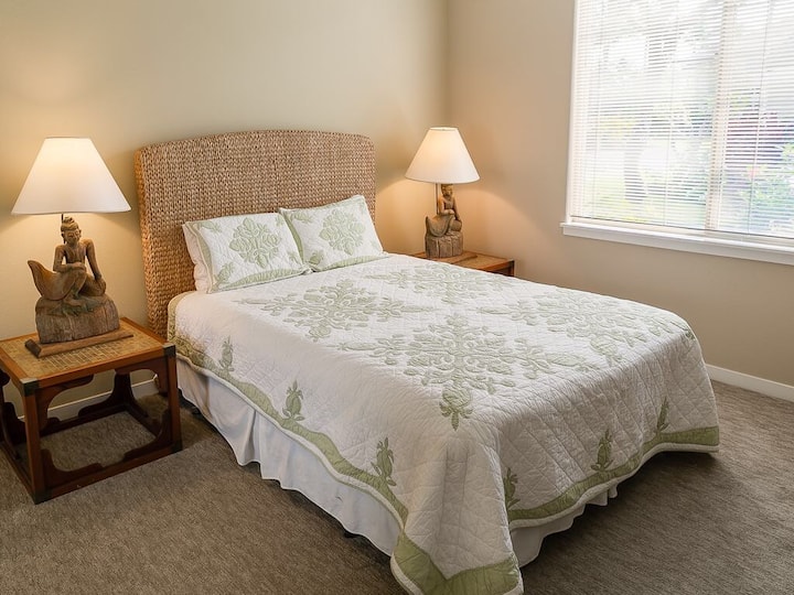 غرفة نوم في الطابق الأول بسرير بحجم كبير وتلفزيون ذكي وخزانة باب مرآة. 