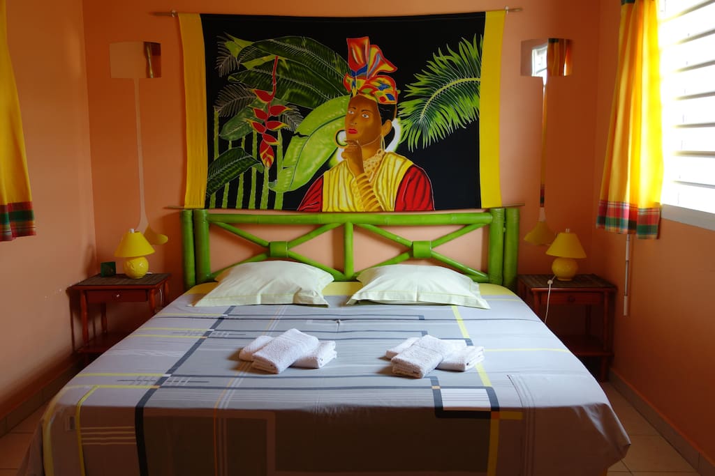 chambre climatisée avec lit queen size