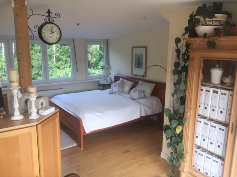 Helles Schlafzimmer (Doppelbett)
