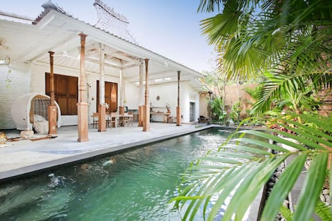 Luxe Villa in Tropical Oasis, Ubud. Walk to town.