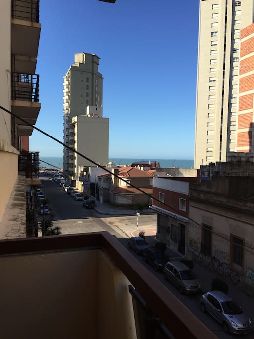 Balcón a la calle. Vista al mar.