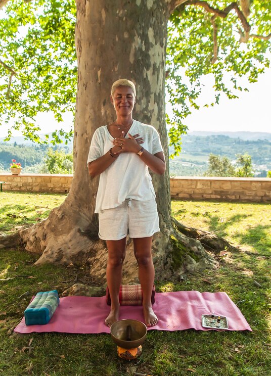 Show full-screen, host-provided image