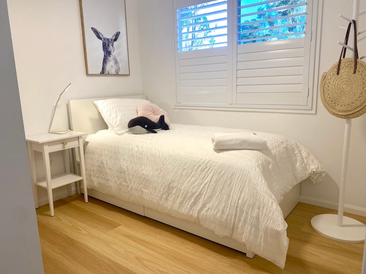 Tretia spálňa je malá, ale pekne vybavená novým matracom a posteľnou bielizňou na dobrý spánok. 