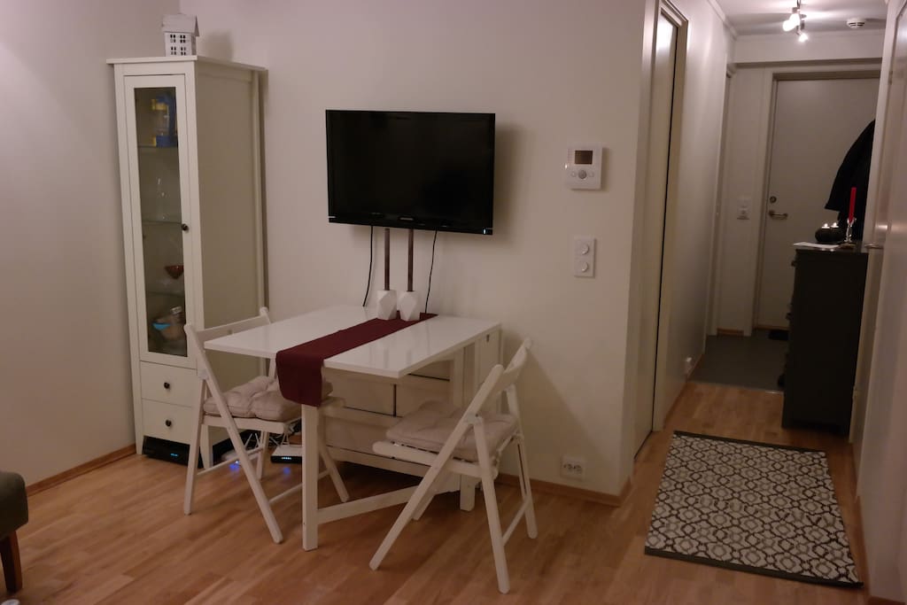 Livingroom/kitchen with TV and a kitchen table