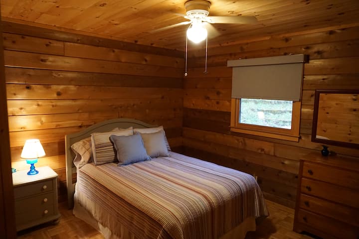 Vue sur la chambre queen size depuis l'entrée de la porte