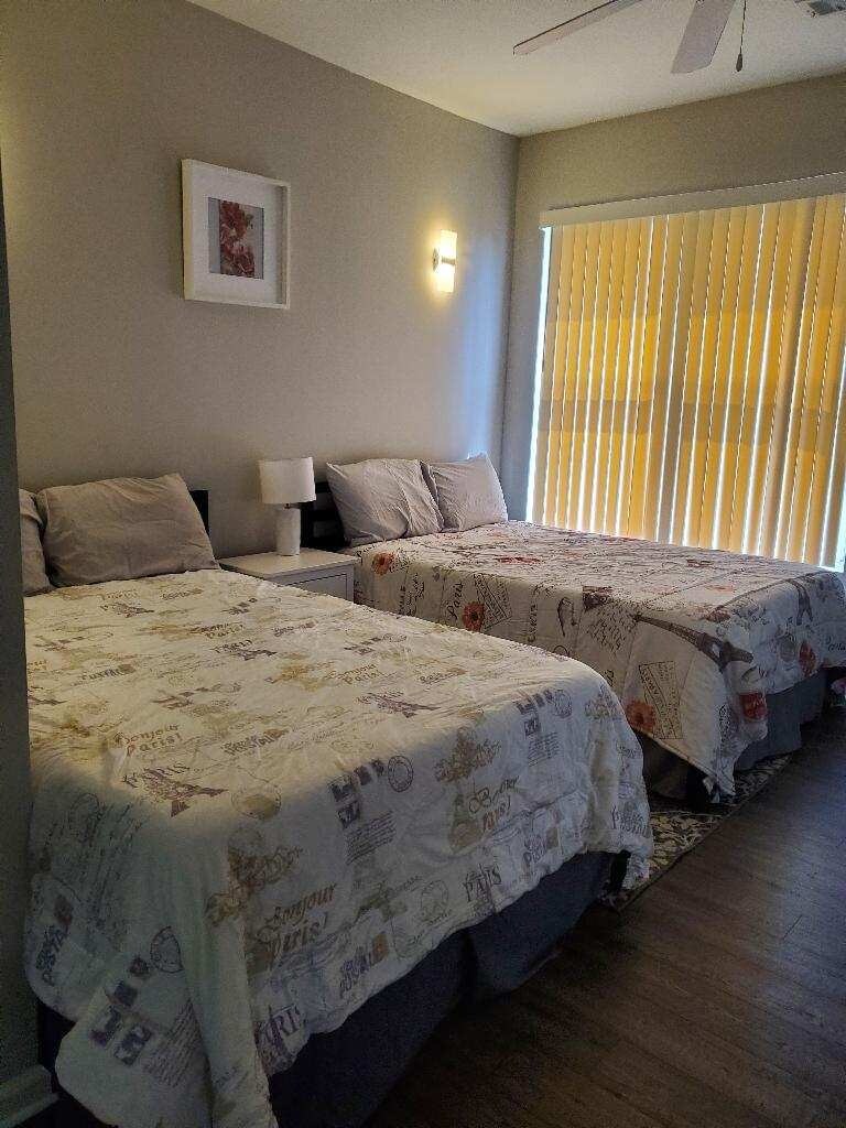 มี 2 เตียงในห้องนอนขนาดใหญ่