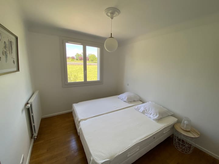 Andra sovrummet med utsikt över fältet.