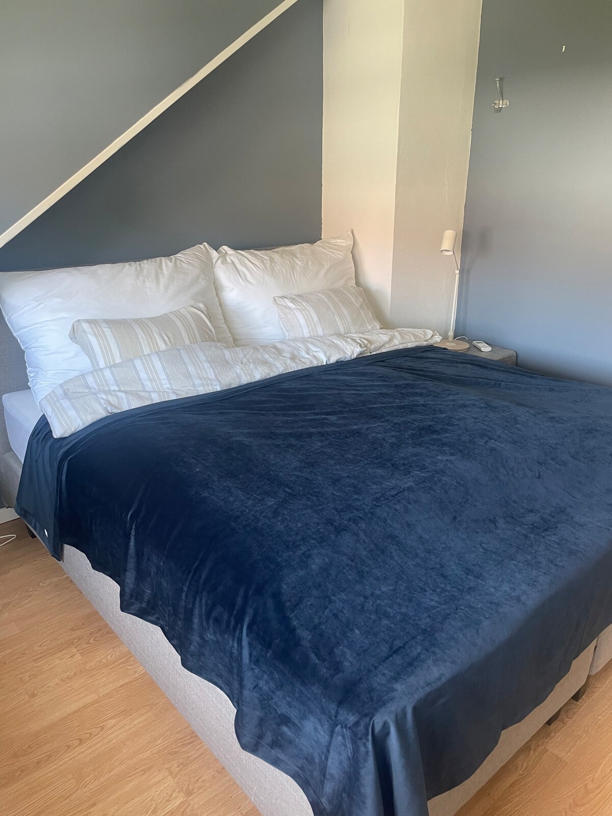 主卧，床180厘米。 