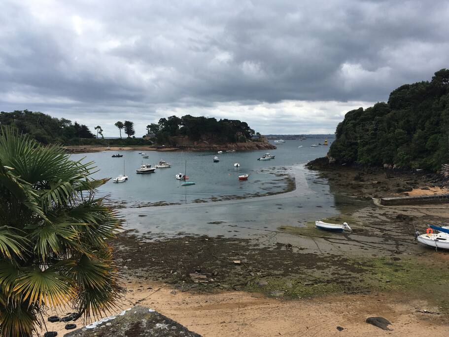La vue est sans cesse changeante selon le temps et la hauteur de la mer (ici marée montante)