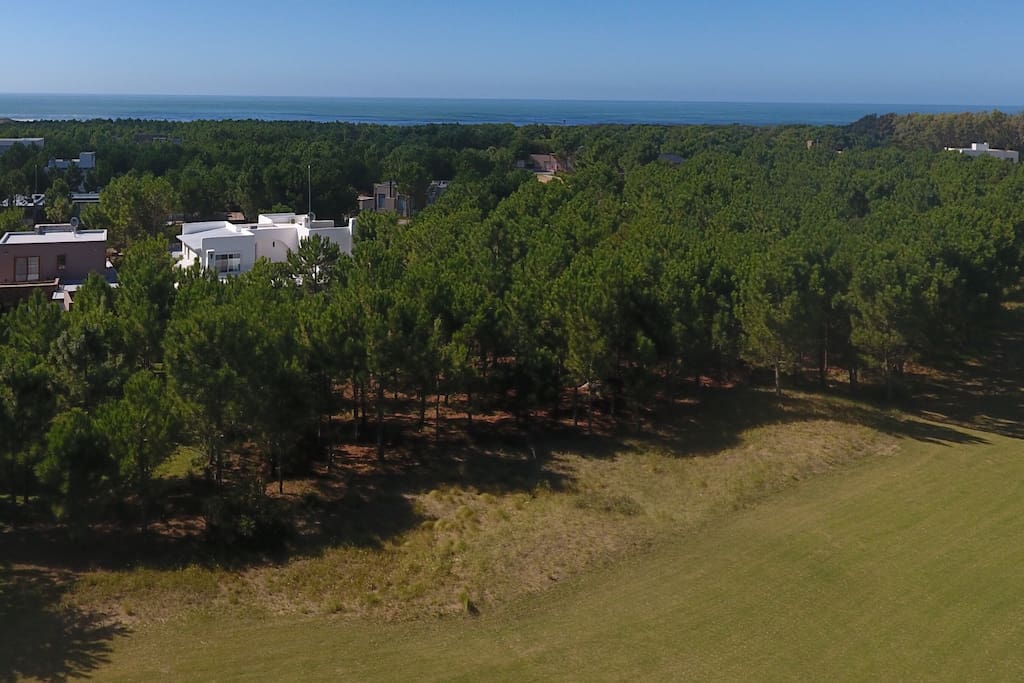 Sobre cancha de golf a tres cuadras de la playa