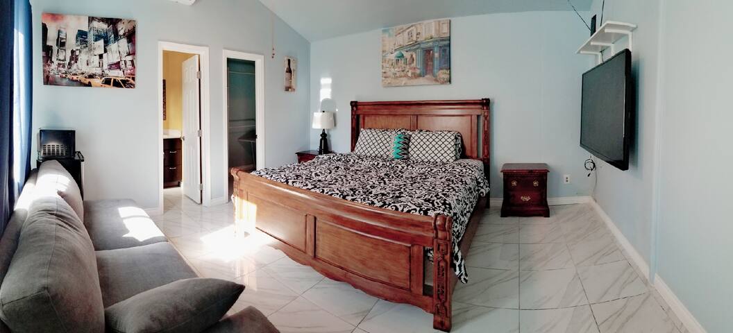 Private suite/bath/entry close to Knott's/Disney