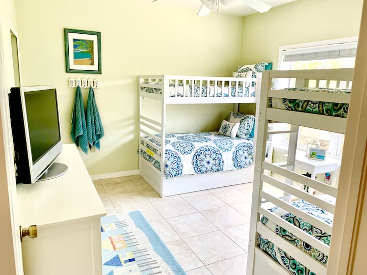 Dhoma e gjumit në katin e dytë me 2 krevate dopio dhe 2 krevate me rrota.