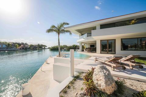 LUXURY VILLA 5 BDR OCEANFRONT 5 MIN WALK TO CENOTE
