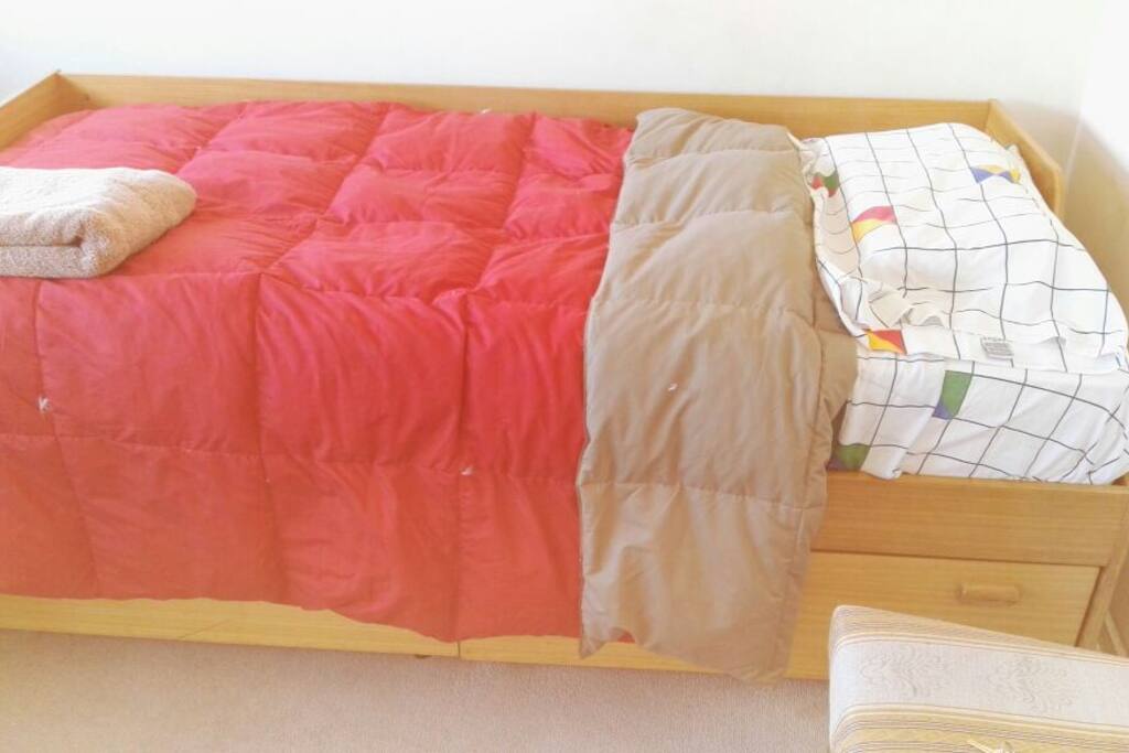 cama 1 plaza con cobertor y sabanas