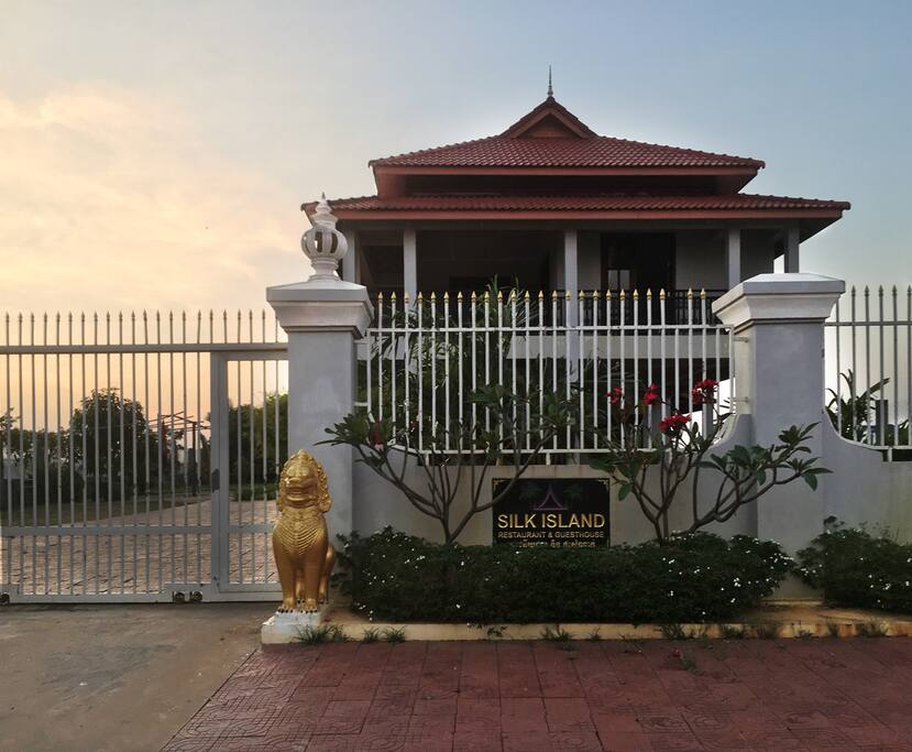 Secluded property with spacious garden, fruit tress (mangos, papaya, and coconut!), & riverside views and water access